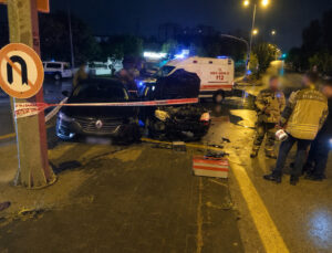 BATIKENT’TE KAVŞAKTA KAZA: 2 YARALI