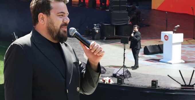 AK Parti’nin sahnesine çıkan Eser Yenenler’e her kesimden tepki var
