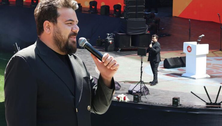 AK Parti’nin sahnesine çıkan Eser Yenenler’e her kesimden tepki var