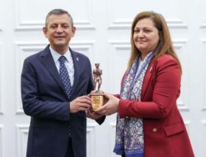 AK Parti’ye geçen Burcu Köksal’dan CHP lideri Özgür Özel’e: Gecenin saat kaçında ne yazacağı belli olmuyordu