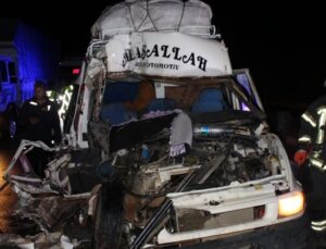 Aksaray’da tarım işçilerini taşıyan minibüs tıra çarptı: 12 yaralı
