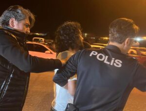 Annelerine müdahale etmek için gelen sağlık çalışanlarını rehin alıp bıçakla birbirlerine girdiler