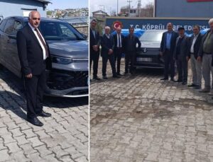 Belediye binası önünde "makam aracı" pozu