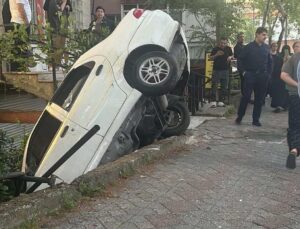 Beyoğlu’nda alkollü sürücü önce taksiye çarptı, ardından binanın merdiven boşluğuna düştü