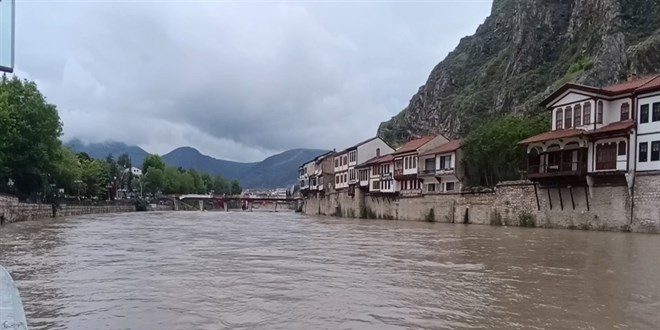 Bir il ve ilçede eğitime 'sel ve taşkın' arası