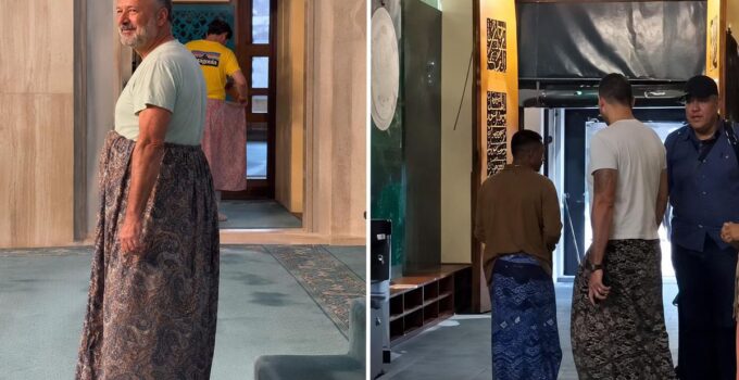 Bursa’da erkek turistler camiye etek giyerek girdi