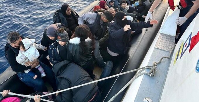 Çeşme açıklarında lastik botta 39 düzensiz göçmen yakalandı