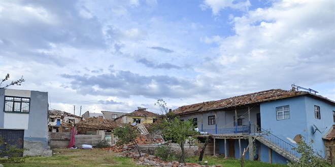 Çorum'da hortum: 2 kişi yaralandı, çok sayıda evde hasar oluştu