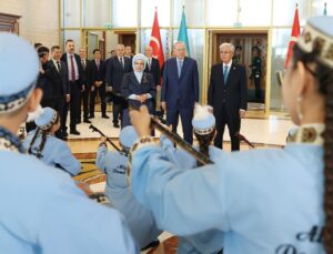 Cumhurbaşkanı Erdoğan Kazakistan’da! Resmi törenle karşılandı