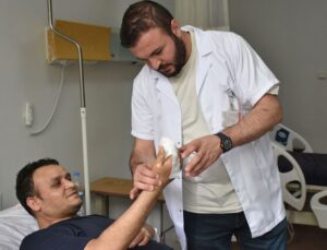 Enfeksiyon kapan parmağı kasığına dikilerek kesilmekten kurtarıldı