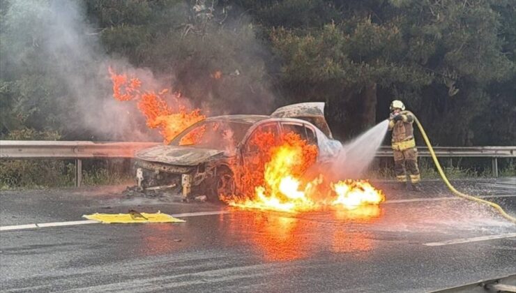 Esenyurt’ta seyir halindeki otomobilde çıkan yangın söndürüldü