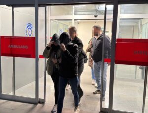 Eskişehir’deki yolsuzluk operasyonunda gözaltına alınan şüpheliler sağlık kontrolünden geçirildi