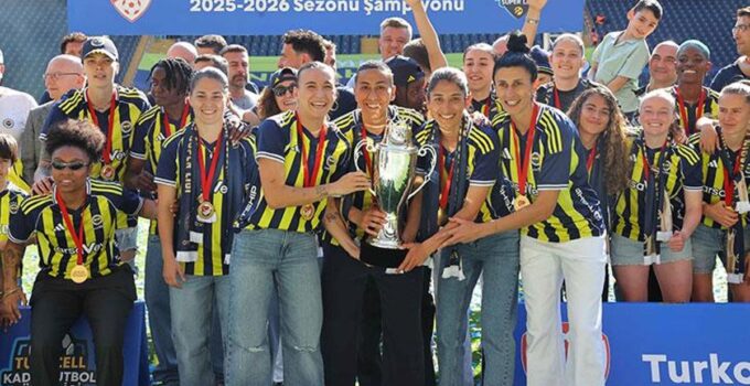 Fenerbahçe Kadın Futbol Takımı, şampiyonluk kupasını Kadıköy’de kaldırdı