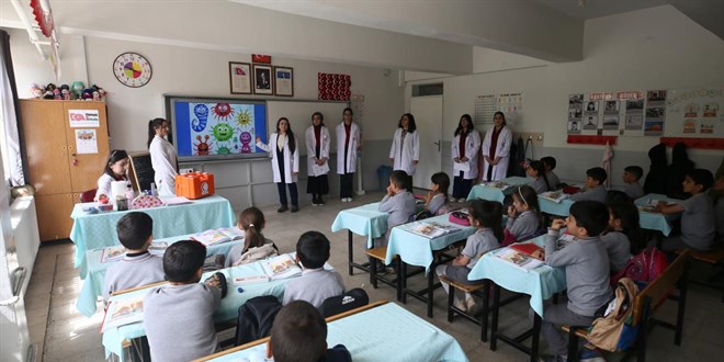 Genç sağlıkçılar köylerdeki çocuklara ilk yardım eğitimi verdi