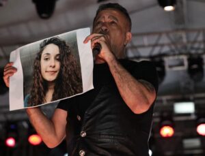 Haluk Levent, konserde Gülistan Doku’nun posteri açıp türkü seslendirdi