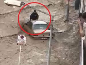 Havza’da sel sularına kapılan genç, aracın üzerinde hayata tutundu