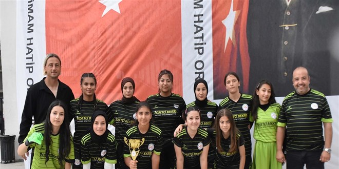 İHO'nun kız futbol takımı beton zeminde namağlup şampiyon oldu