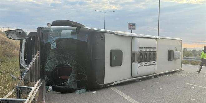 İstanbul-İzmir Otoyolu'nda yolcu otobüsü devrildi: Çok sayıda yaralı var