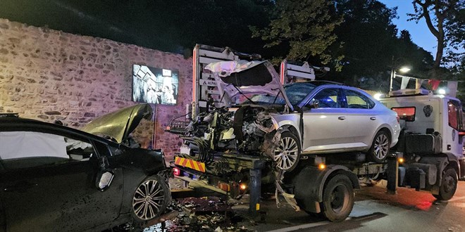 İstanbul'da iki araç kafa kafaya çarpıştı: 9 kişi yaralandı