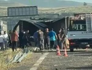 İzmir’de lastiği patlayan tır, bariyerlere çarpıp devrildi: 2 ölü
