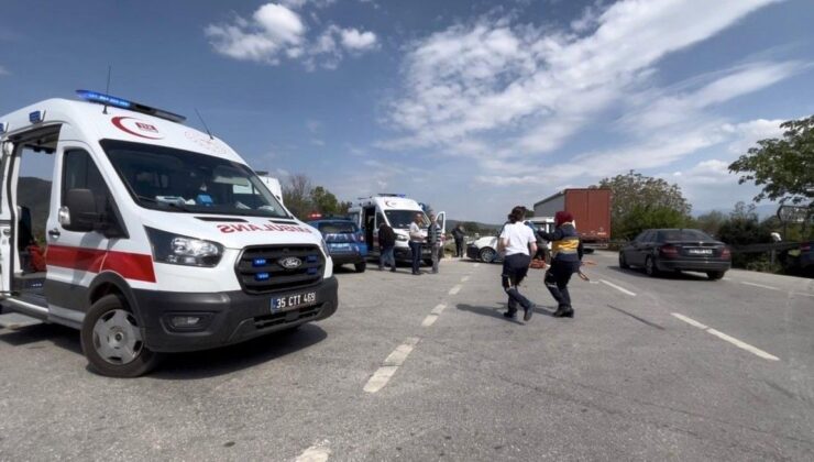 İzmir’de otomobil ile hafif ticari araç çarpıştı: 4’ü çocuk 7 yaralı