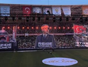 Kocaeli'de dron gösterili gençlik şöleni: Erdoğan'a özel koreografi