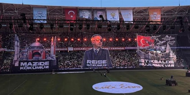 Kocaeli'de dron gösterili gençlik şöleni: Erdoğan'a özel koreografi
