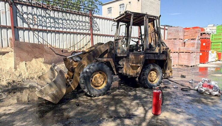 Küçükçekmece’de park halindeyken yanan iş makinesi kullanılamaz hale geldi