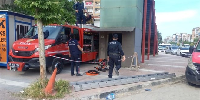 Manisa'da asansöre sıkışan genç hayatını kaybetti