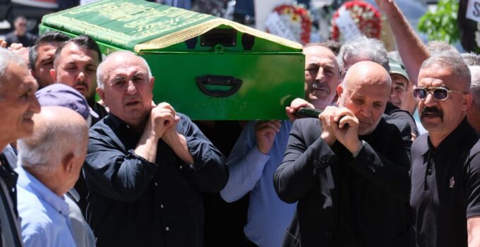 Mevlüt Çavuşoğlu, kardeşinin tabutuna omuz verdi