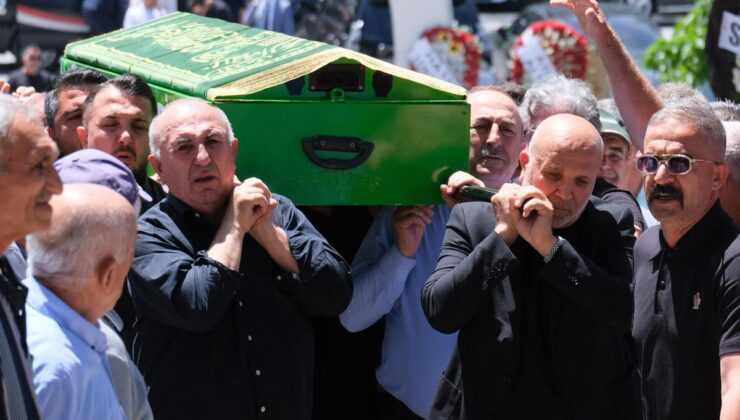 Mevlüt Çavuşoğlu, kardeşinin tabutuna omuz verdi