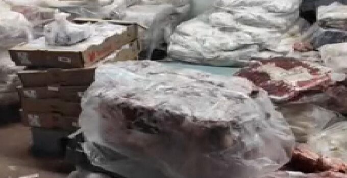 Mide bulandıran görüntü! Yakalanmasalar vatandaşa yedireceklerdi