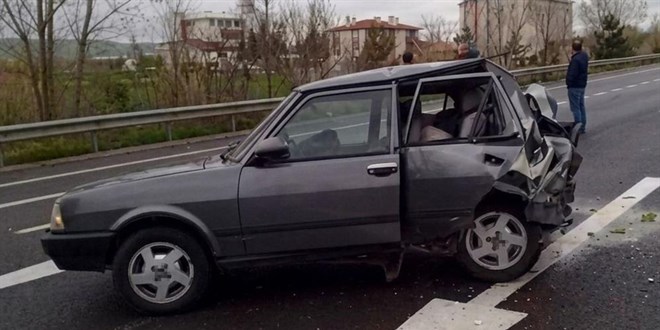 Minibüs park halindeki otomobile çarptı: 3 ölü