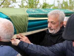 Oyuncu Mehmet Aslantuğ, annesini son yolculuğuna uğurladı
