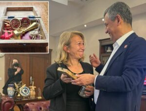 Özgür Özel, genel başkanlık mührünü Süreyya Öneş Derici’ye emanet etti