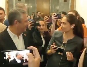 Özgür Özel’den, sözlü saldırıya uğrayan kadın gazeteciye: Kusura bakma, çok üzüldüm