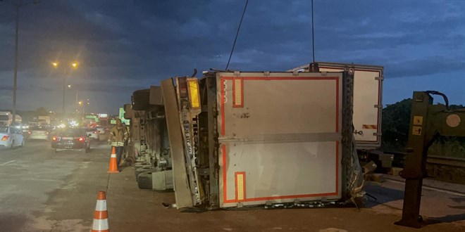 Pendik'teki tır kazası trafiği aksattı