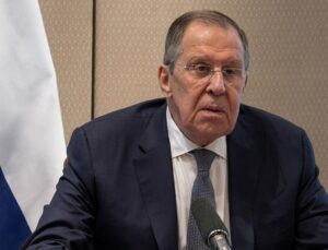 Rusya Dışişleri Bakanı Lavrov’dan gazeteciye tehdit: Bırakmazsan sana silah çekecekler
