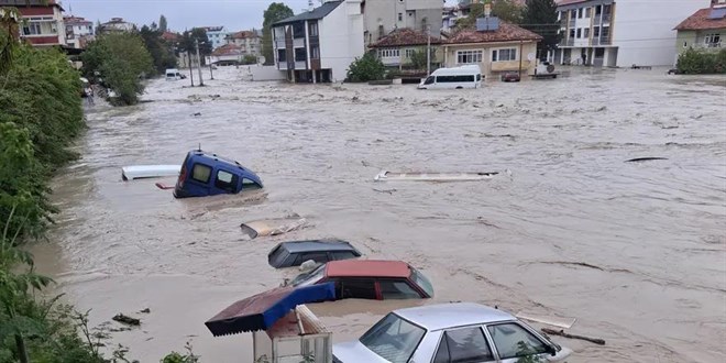 Samsun'da sağanak dereleri taşırdı. Araçlar selde sürüklendi, evleri su bastı