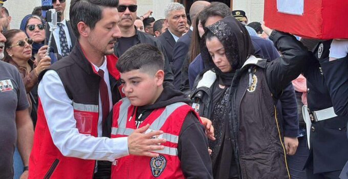 Şehit eşinin tabutunu omuzladı