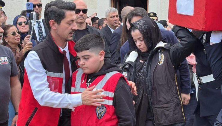 Şehit eşinin tabutunu omuzladı