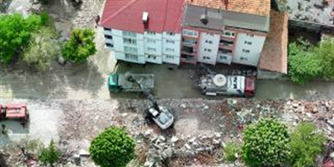 Selde kepçesiyle 30'dan fazla kişiyi kurtardı