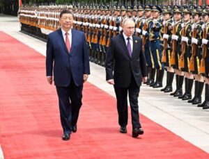 Şi’den Trump’a üstü kapalı gönderme! Putin’i kırmızı halıyla karşıladı