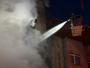 Şişli’de motosiklette çıkan yangın, iş yerini ve binanın dış cephesini sardı