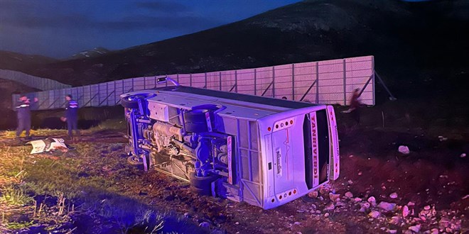 Sivas'ta taraftarları taşıyan midibüs devrildi: 25 kişi yaralandı