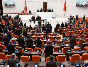Sosyal medyaya ve doğum iznine yönelik düzenlemeleri de içeren kanun teklifinin komisyon görüşmeleri ertelendi