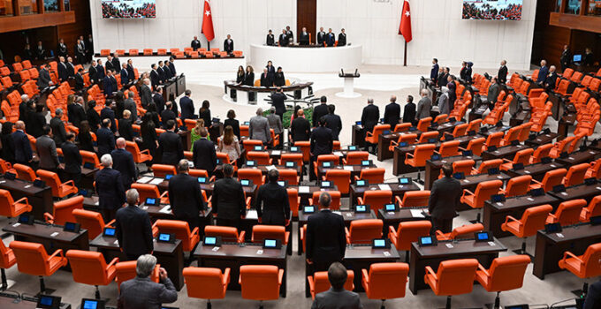 Sosyal medyaya ve doğum iznine yönelik düzenlemeleri de içeren kanun teklifinin komisyon görüşmeleri ertelendi