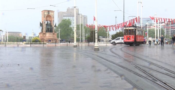 Taksim’de yağmura yakalananlar çanta ve kartonla korunmaya çalıştı