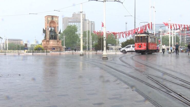Taksim’de yağmura yakalananlar çanta ve kartonla korunmaya çalıştı