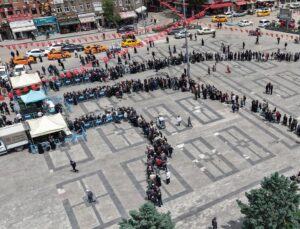 Ücretsiz fideyi duyan koştu, saatler öncesinden sıraya girdiler